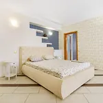17 Deribasivska 4-room Appartement