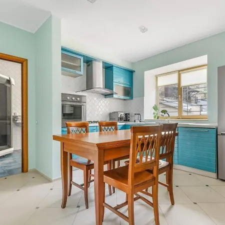 17 Deribasivska 4-Room Apartment Odesa