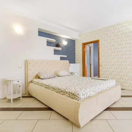 17 Deribasivska 4-room Апартаменты