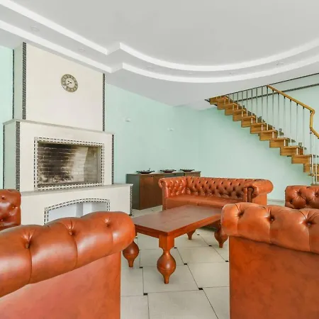 17 Deribasivska 4-Room Apartment