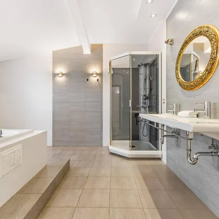 17 Deribasivska 4-Room Apartment
