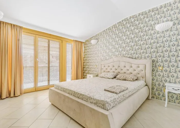 17 Deribasivska 4-room Appartement Odessa