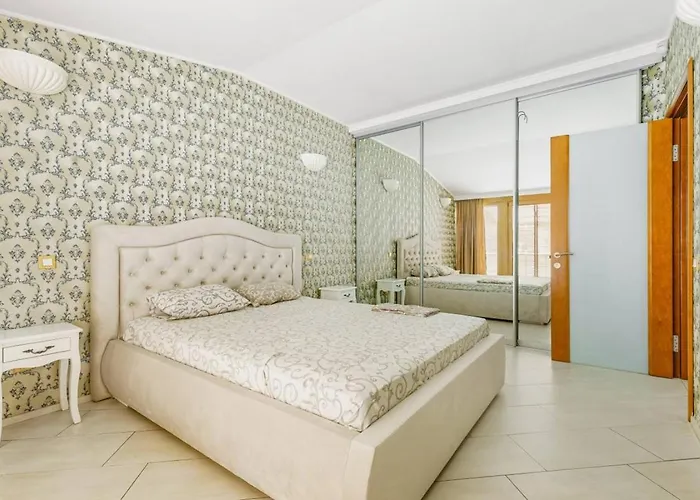 17 Deribasivska 4-room Appartement *