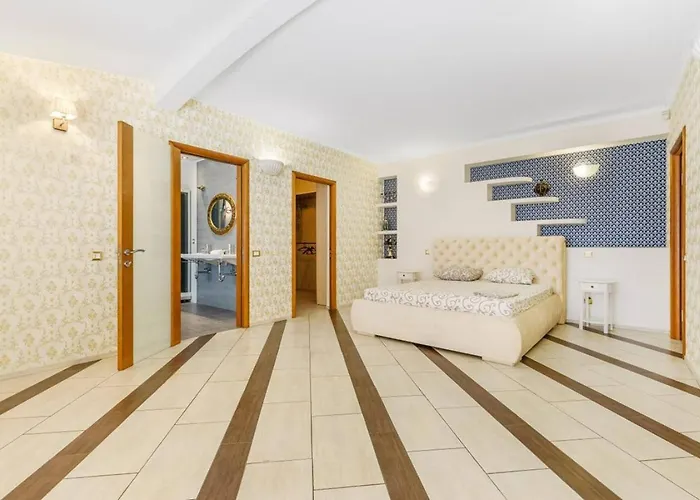 17 Deribasivska 4-room Daire