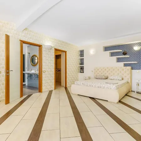 17 Deribasivska 4-room Apartmán