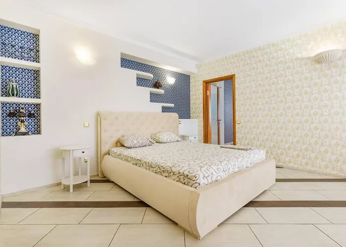 17 Deribasivska 4-room アパート